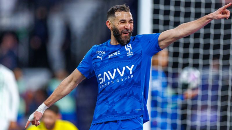 Benzema lỡ cơ hội và bị hủy bàn thắng do VAR