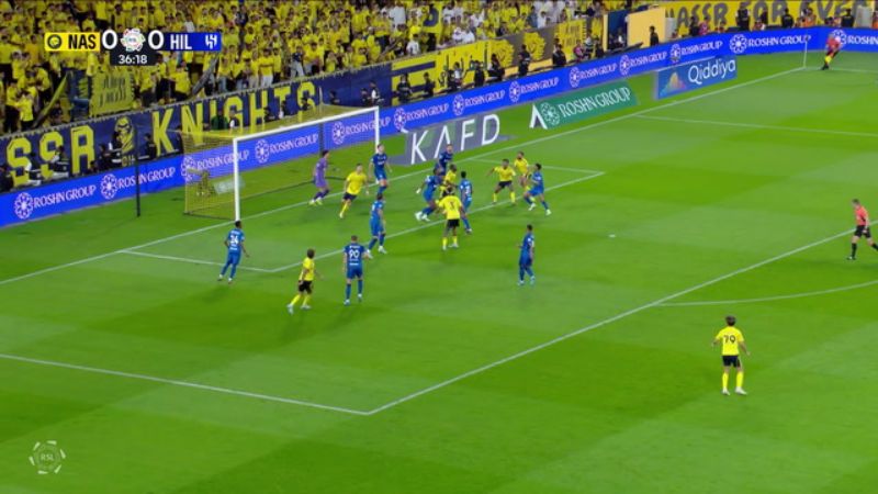 Simakan ghi bàn giúp Al-Nassr dẫn 1-0; Coman sút cột dọc bỏ lỡ cơ hội nhân đôi.