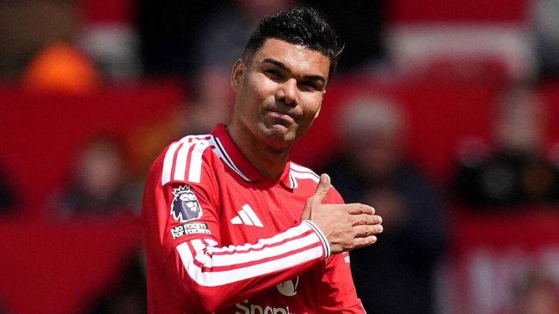 Casemiro nhận tràng vỗ tay tri ân từ CĐV Old Trafford trong trận gặp Nottingham.