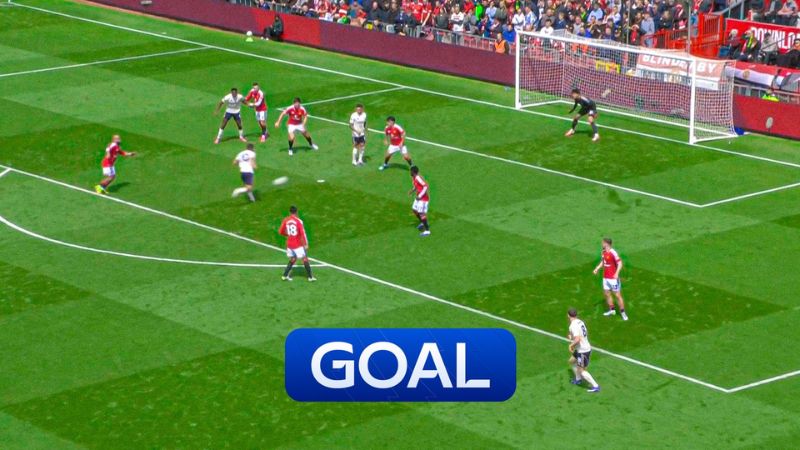 Gibbs-White ghi bàn lịch sử thứ 1.000 của Premier League, rút ngắn tỷ số 2-3.