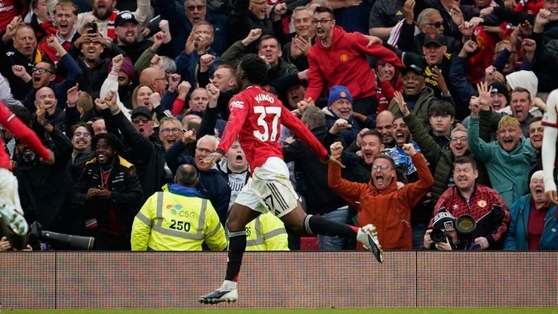 Mainoo ghi bàn ấn định 3-2, giúp MU của Carrick thắng derby và dự Champions League.